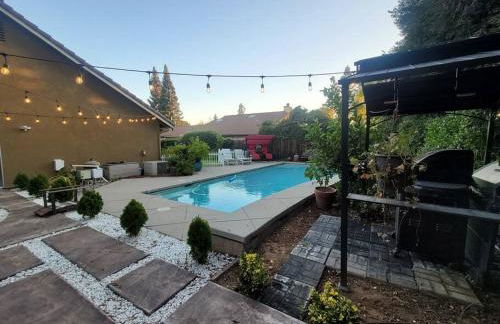 3 Bedrooms,Beautiful House with Hot Tub, Pool Oasis and Fire Pit - Foto 8