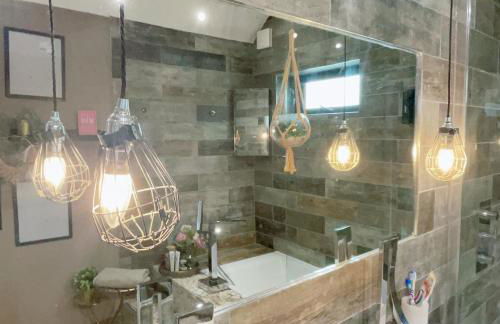 Artsy Retreat - Sleeps 6 Free Parking & Balcony - Photo 10