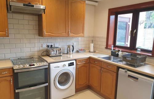 London Luxury 6 Bedroom Family House Sleeps 12 people Parking for 4 Cars Close to tube. - Foto 48