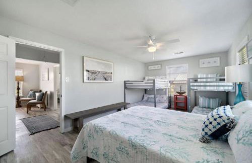 Cozy and charming getaway with deck, close to beach - Foto 19