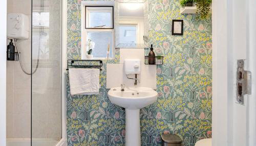 Thorpe Park Studio - Detached Stay & Free Gated Parking - Photo 5, Shower