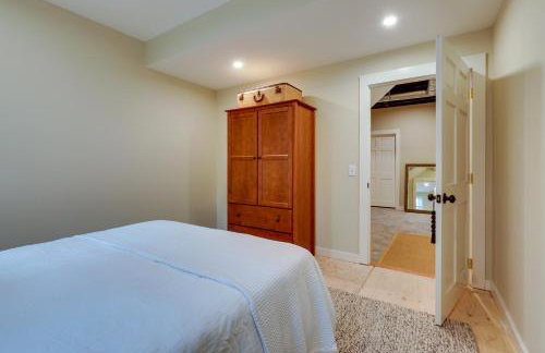 Expansive Wilmot Escape with Deck Near Skiing! - Foto 19