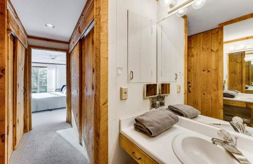 Resort-Style Community! Quechee Chalet with Deck - Foto 26