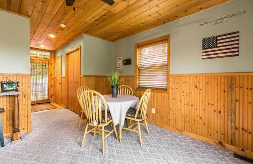 8 Mi to Dogwood Canyon Cozy Cabin with Deck - Foto 6