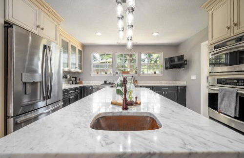 Charming 3BR Home Near DT with King Bed and Fire Pit - Foto 26