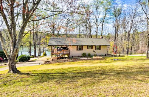 Townville Lake House with Private Dock, Kayaks! - Foto 36