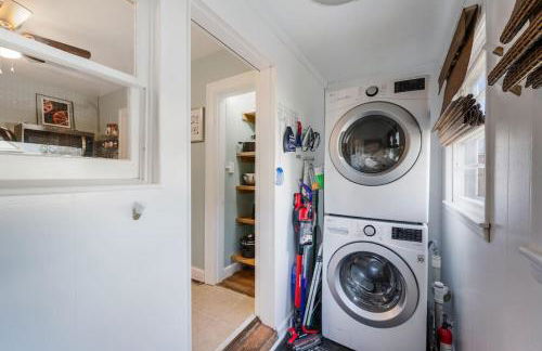 Quaint Cottage in heart of LYH - POOL with HOT TUB! - Foto 11