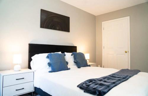 Spacious Vaulted 4BR Family Home Near Mall of GA Sleeps 12 - Foto 25