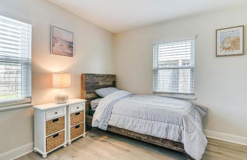 Steps to Seawall Fenced Family Home in Galveston! - Foto 16