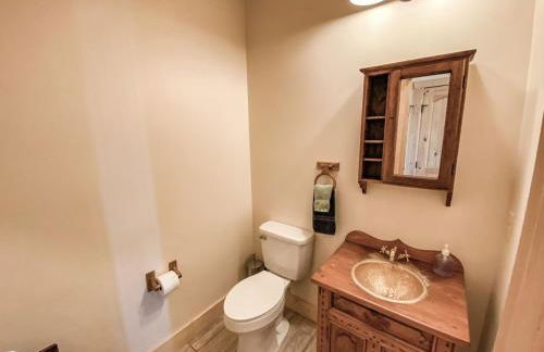 New! Beautiful, Spacious Modern Home on a Large Acreage - Peaks & Prairies Retreat - Foto 22