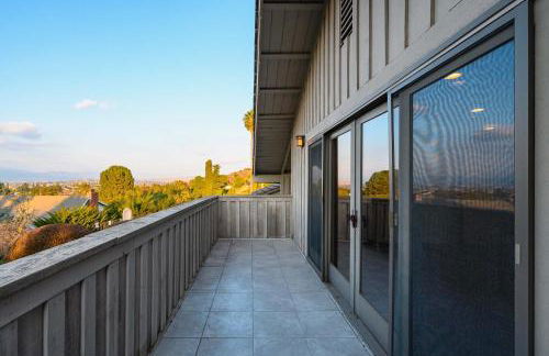 Serene Hilltop Oasis Above the City w Private Pool - Foto 13