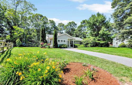 1 Story Family Home Half Mile to Beach with Patio , Grill, Office with Twin Beds, Peaceful Wooded Setting, Spacious Driveway, Garden Views, Walk to Shore, Perfect Cape Cod Getaway for Families - Foto 40