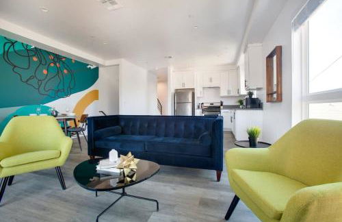 Luxury Townhome with Gated Parking and Private Balcony - Photo 4