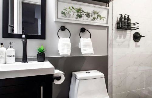 Centrally-Located Well-Decorated Solar-Powered - Foto 4