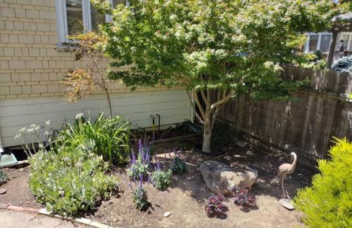 Refined and Roomy 1BD House with Laundry - Foto 31