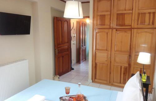 Small Town Apartment - Photo 11