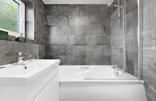 2BR Flat, Free Parking, Close to Airport & Centre - Foto 44