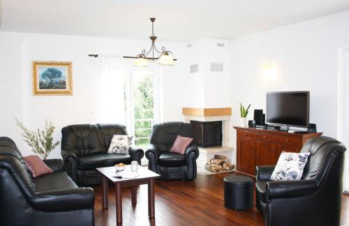 Adorable Villa With Pool & Covered Terrace Surrounded by Nauture - Photo 6