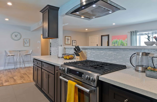 Modern Home w Private Pool Spa Pets Welcome - Photo 17