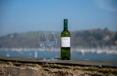 Riverside Apartment with Stunning Views & Patio - Foto 29