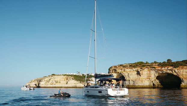 Devant les grottes de Benagil.