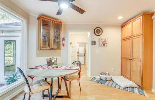 6 Mi to Stone Mountain Park Home with Deck! - Foto 9