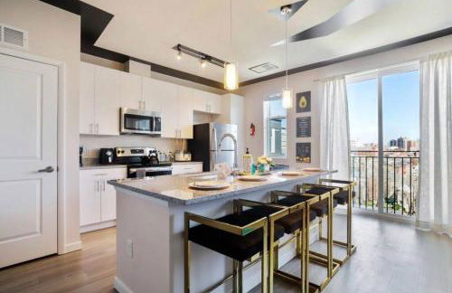 Lux Penthouse Skyline, Views Gym , Free Parking & Wifi - Photo 18