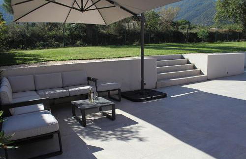 Modern 4 bedroom villa, air-conditioning, swimming pool, private gardens - Photo 14