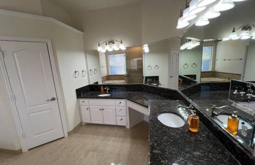 Lovejoy Serenity - Amazing pool, Games, Movie Room - Photo 21