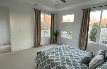 Entire Home Close to BOA Stadium & City - Foto 42