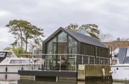 Water Cabin With Water Sports Equipment and Bikes, Bath - Foto 1