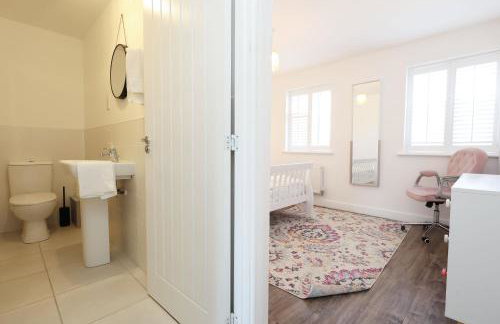 Contractor 4 Bed 3 Bath House Near Airport Parking Barry Island with Parking - Foto 25