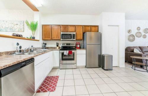 Bright Eastside 2BD 2BA Retreat w Pool and Parking - Foto 8
