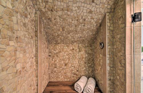 Stylish Studio with Fireplace about 3 Mi From Dtwn! - Foto 17