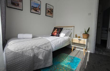 Spacious 4-Bed Home Free Parking, Private Garden - EcuaStay - Foto 20