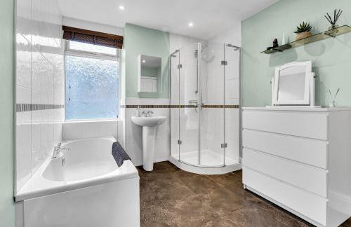 Spacious Stoke Townhouse 3BR Near Hospital & M6 with Parking - Foto 24