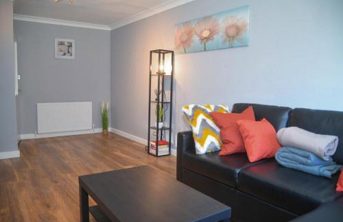 2ndHomeStays- Willenhall-A Serene 3 Bed House with a Garden View-Suitable for Contractors and Families-Sleeps 9 - 7 mins to J10 M6 and 21 mins to Birmingham - Foto 11
