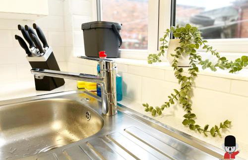 KozyGuru / Wigan / 2BR 4Beds / Newly Refurbished Stylish Holiday House / Close to Big Retail Park / UWNE034 - Foto 29