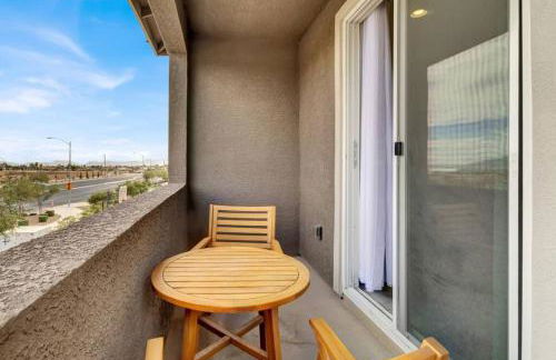 Serenity Retreat: 3BR, Heated Pool, Parking - Foto 26