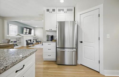 Family Spacious 5BR Retreat w Game Filled Basement Suite - Foto 16