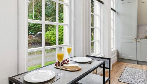 NEW Apartment with Pool Table and Parking Sleeps 7 - Foto 4