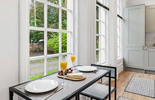 NEW Apartment with Pool Table and Parking Sleeps 7 - Foto 4