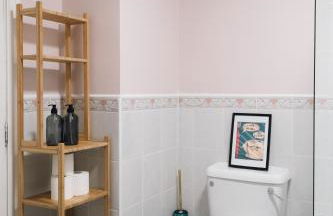 Central Manchester Gem with Stylish 2BR Retreat and Free Carpark - Foto 35