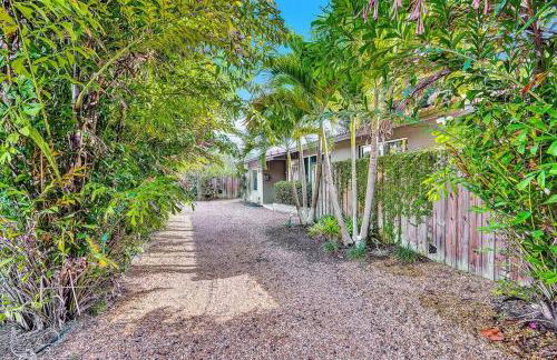 Heated pool, parking, 5 min walk to food and fun! - Foto 45