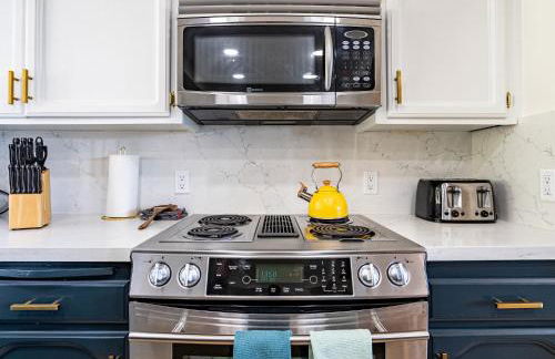 Secluded Mtn Top Family Haven w/Views Spa & Arcade - Photo 19