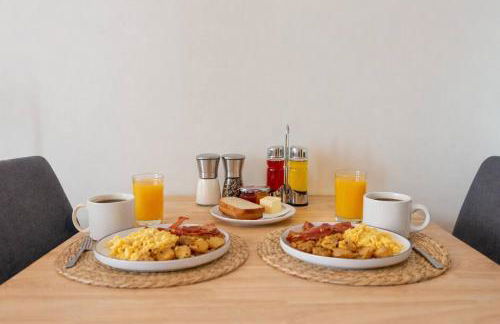 City Skyline Views & Rooftop Pool at District 225 - Foto 17