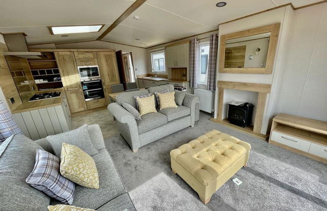 Prime Location 3-bed Chalet in Seal Bay, Selsey - Photo 11