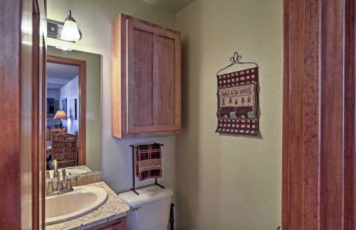 Red River Home with 2 Balconies - 1 Block to Main St - Foto 9