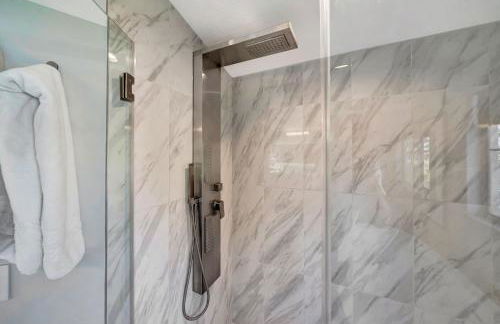 Stunning Hilltop 5BR With View And Hot Tub! - Foto 49