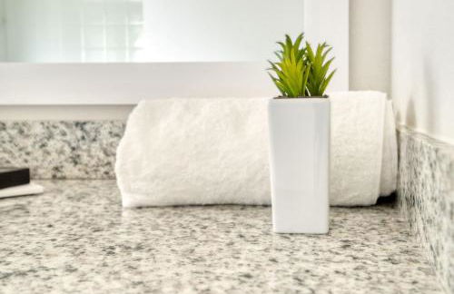 Luxe One Bedroom Apartment with Balcony - Foto 12